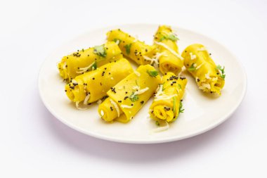 Khandvi veya Patuli, Dahivadi, Suralichi Vadi, Maharashtria ve Gujarat 'tan lezzetli bir atıştırmalıktır.