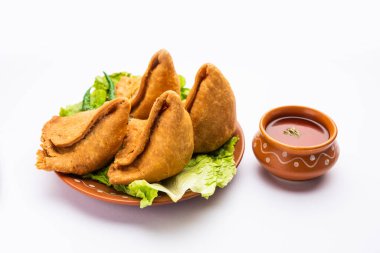 samosa veya singara. Baharatlı patates, soğan, bezelye ve aromalı Hint usulü kızarmış ya da fırında hamur işi.