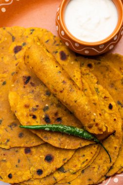 Methi Thepla, buğday unu, yağ ve baharattan yapılmış, Paratha 'ya benzeyen bir Gujarati yassı ekmeğidir..
