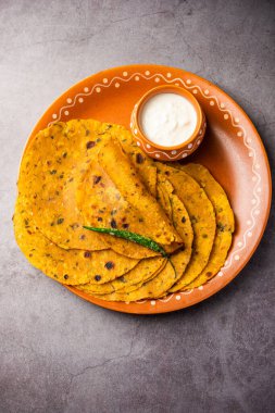 Methi Thepla, buğday unu, yağ ve baharattan yapılmış, Paratha 'ya benzeyen bir Gujarati yassı ekmeğidir..