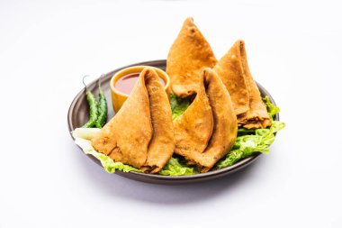 samosa veya singara. Baharatlı patates, soğan, bezelye ve aromalı Hint usulü kızarmış ya da fırında hamur işi.