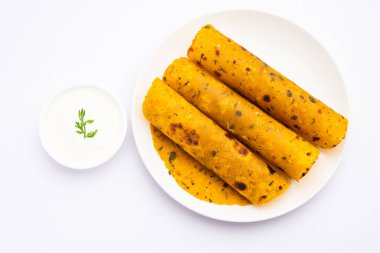 Methi Thepla, buğday unu, yağ ve baharattan yapılmış, Paratha 'ya benzeyen bir Gujarati yassı ekmeğidir..