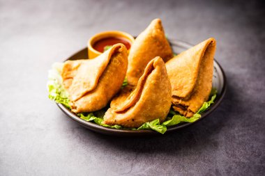 samosa veya singara. Baharatlı patates, soğan, bezelye ve aromalı Hint usulü kızarmış ya da fırında hamur işi.