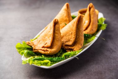 samosa veya singara. Baharatlı patates, soğan, bezelye ve aromalı Hint usulü kızarmış ya da fırında hamur işi.