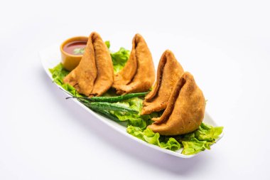 samosa veya singara. Baharatlı patates, soğan, bezelye ve aromalı Hint usulü kızarmış ya da fırında hamur işi.