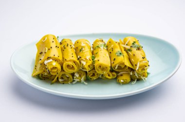 Khandvi veya Patuli, Dahivadi, Suralichi Vadi, Maharashtria ve Gujarat 'tan lezzetli bir atıştırmalıktır.