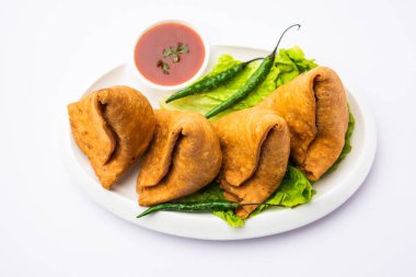 samosa veya singara. Baharatlı patates, soğan, bezelye ve aromalı Hint usulü kızarmış ya da fırında hamur işi.