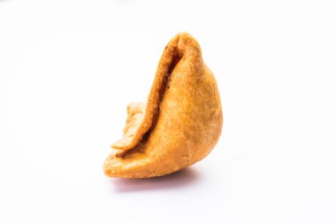 samosa veya singara. Baharatlı patates, soğan, bezelye ve aromalı Hint usulü kızarmış ya da fırında hamur işi.