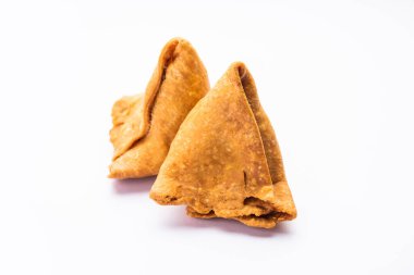 samosa veya singara. Baharatlı patates, soğan, bezelye ve aromalı Hint usulü kızarmış ya da fırında hamur işi.
