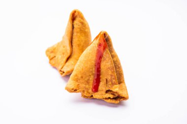 samosa veya singara. Baharatlı patates, soğan, bezelye ve aromalı Hint usulü kızarmış ya da fırında hamur işi.