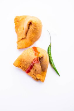 samosa veya singara. Baharatlı patates, soğan, bezelye ve aromalı Hint usulü kızarmış ya da fırında hamur işi.