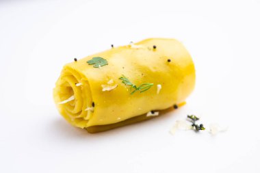 Khandvi veya Patuli, Dahivadi, Suralichi Vadi, Maharashtria ve Gujarat 'tan lezzetli bir atıştırmalıktır.