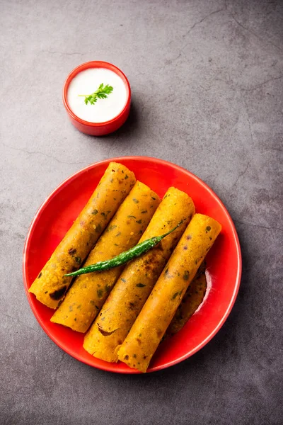 Methi Thepla, buğday unu, yağ ve baharattan yapılmış, Paratha 'ya benzeyen bir Gujarati yassı ekmeğidir..