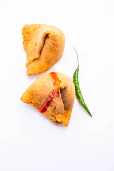 サモサかシンガラ 風味豊かな充填 スパイスポテト 玉ねぎ エンドウ豆とインドの揚げや焼き菓子 — ストック写真