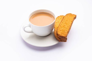 Çıtır kek rusk veya Delhi tostu ile masala çayı.
