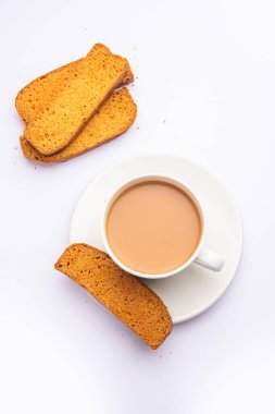 Çıtır kek rusk veya Delhi tostu ile masala çayı.