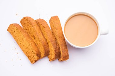 Çıtır kek rusk veya Delhi tostu ile masala çayı.