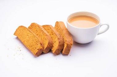 Çıtır kek rusk veya Delhi tostu ile masala çayı.