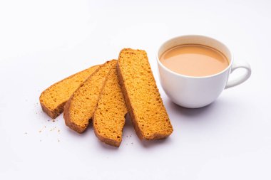 Çıtır kek rusk veya Delhi tostu ile masala çayı.