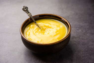 Saf Tup OR Desi Ghee aynı zamanda sıvı tereyağı olarak da bilinir.