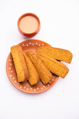 Çıtır kek rusk veya Delhi tostu ile masala çayı.