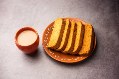 Çıtır kek rusk veya Delhi tostu ile masala çayı.