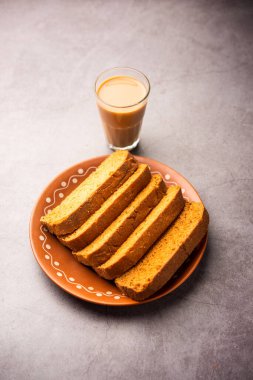 Çıtır kek rusk veya Delhi tostu ile masala çayı.