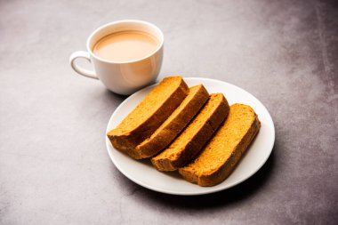 Çıtır kek rusk veya Delhi tostu ile masala çayı.