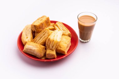 Khari puf bisküvisi ya da Kharee puf böreği, çayla, Hint aperatifiyle sonsuza dek yeşil kalır.