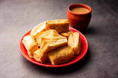 Khari puf bisküvisi ya da Kharee puf böreği, çayla, Hint aperatifiyle sonsuza dek yeşil kalır.