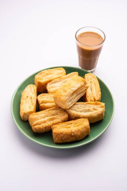 Khari puf bisküvisi ya da Kharee puf böreği, çayla, Hint aperatifiyle sonsuza dek yeşil kalır.