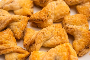 Khari puf bisküvisi ya da Kharee puf böreği, çayla, Hint aperatifiyle sonsuza dek yeşil kalır.