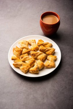 Khari puf bisküvisi ya da Kharee puf böreği, çayla, Hint aperatifiyle sonsuza dek yeşil kalır.