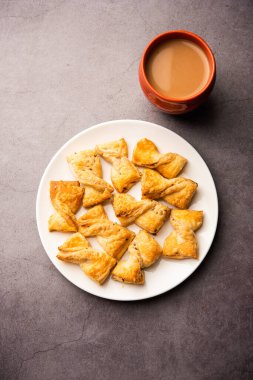 Khari puf bisküvisi ya da Kharee puf böreği, çayla, Hint aperatifiyle sonsuza dek yeşil kalır.