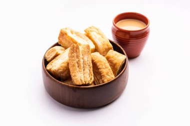 Khari puf bisküvisi ya da Kharee puf böreği, çayla, Hint aperatifiyle sonsuza dek yeşil kalır.