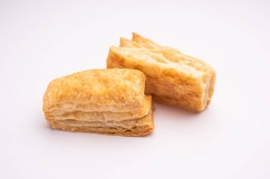 Khari puf bisküvisi ya da Kharee puf böreği, çayla, Hint aperatifiyle sonsuza dek yeşil kalır.