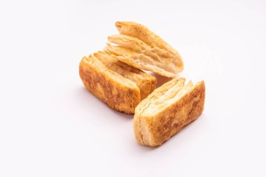 Khari puf bisküvisi ya da Kharee puf böreği, çayla, Hint aperatifiyle sonsuza dek yeşil kalır.