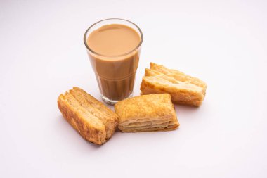 Khari puf bisküvisi ya da Kharee puf böreği, çayla, Hint aperatifiyle sonsuza dek yeşil kalır.