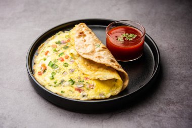 Omlet ya da Franky. Hindistan 'ın popüler, çocuk maması ya da beslenme çantası için hızlı ve sağlıklı bir tarif.