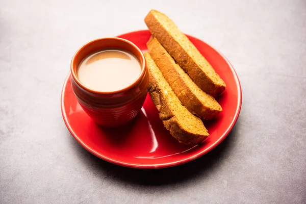 Çıtır kek rusk veya Delhi tostu ile masala çayı.