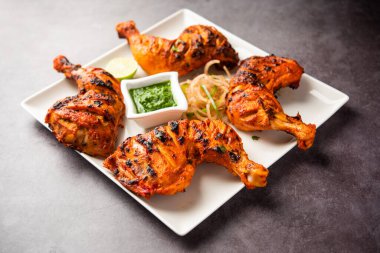 Tandır Tavuğu, Hint baharatlı ve vejetaryen olmayan bir yemektir.