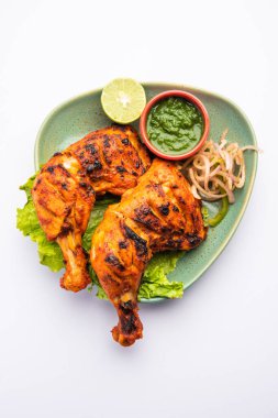 Tandır Tavuğu, Hint baharatlı ve vejetaryen olmayan bir yemektir.