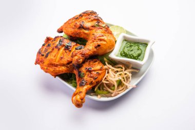 Tandır Tavuğu, Hint baharatlı ve vejetaryen olmayan bir yemektir.