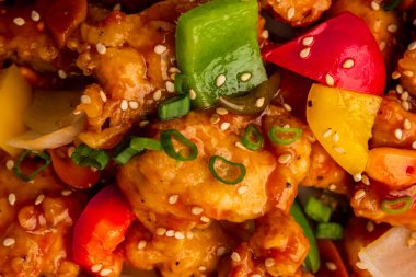 Hint-Çin başlangıç yemeği olan kırmızı biberli tavuk tabakta ya da kasede servis edilir. Seçici odak
