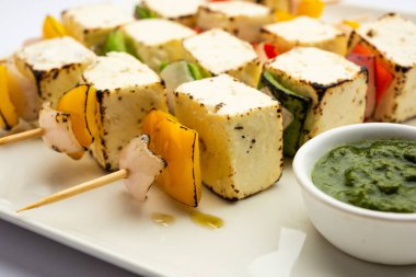 Malai Paneer Tikka Kebap, süzme peynirle yapılan bir Hint yemeğidir.