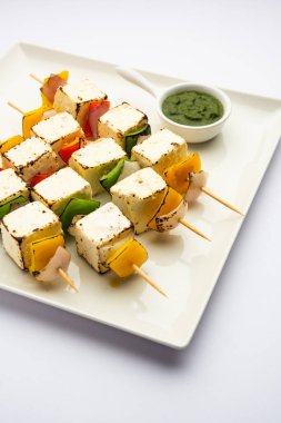 Malai Paneer Tikka Kebap, süzme peynirle yapılan bir Hint yemeğidir.