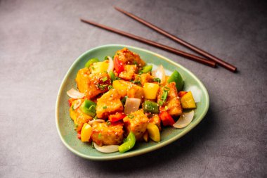 Chili paneer kurutma süzme peynir, Hint Çin yemeği kullanılarak yapılır.