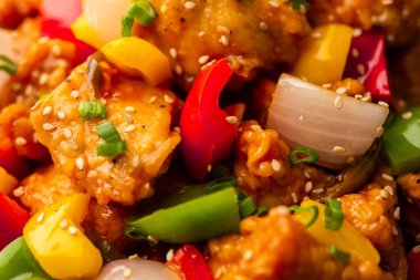 Hint-Çin başlangıç yemeği olan kırmızı biberli tavuk tabakta ya da kasede servis edilir. Seçici odak