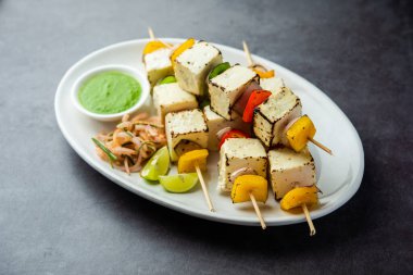 Malai Paneer Tikka Kebap, süzme peynirle yapılan bir Hint yemeğidir.