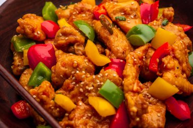 Hint-Çin başlangıç yemeği olan kırmızı biberli tavuk tabakta ya da kasede servis edilir. Seçici odak